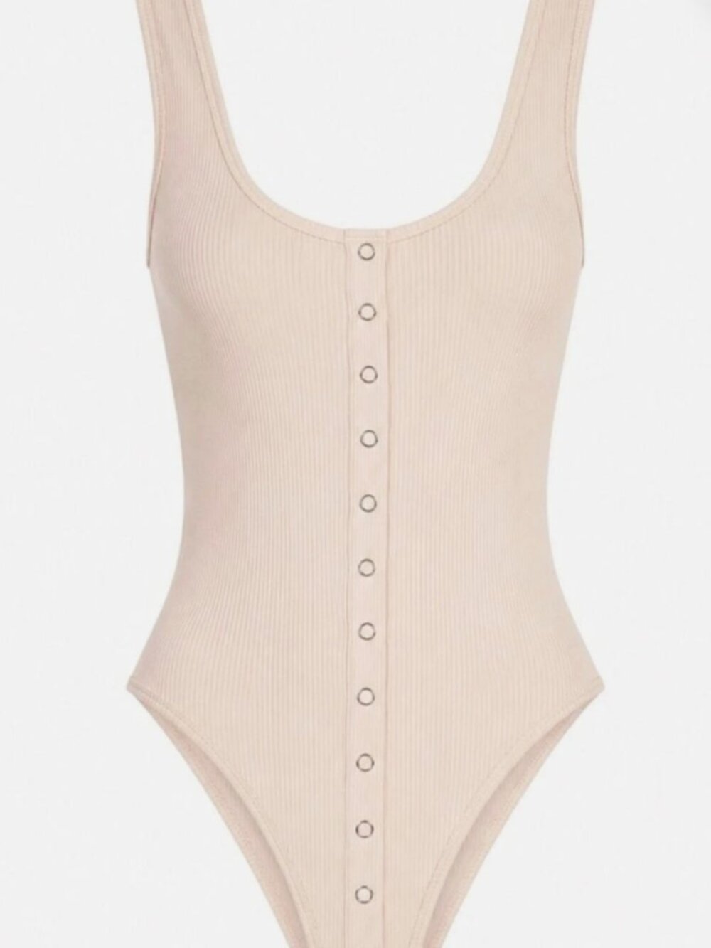 Good American Snap front button down ribbed bodysuit in white - size 1 (small)